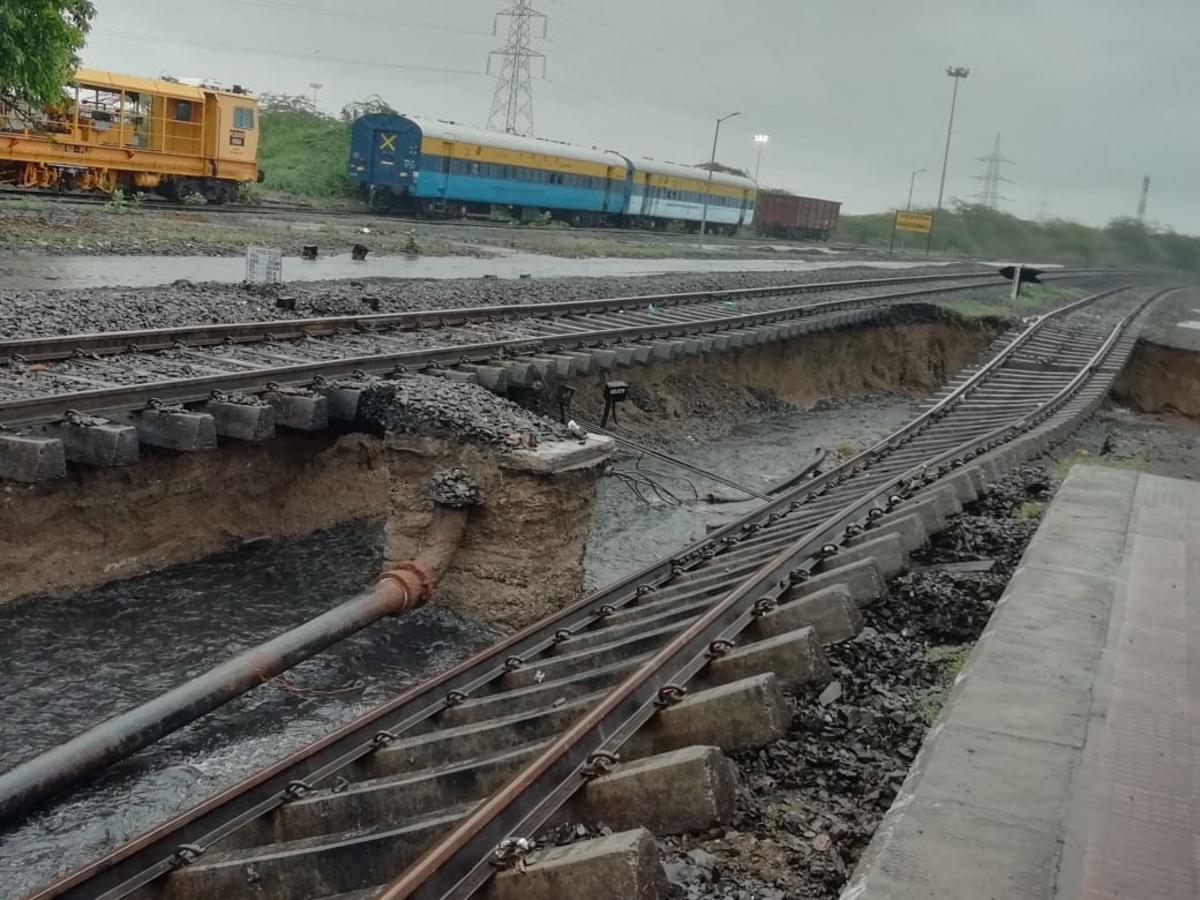 Rains have caused the Nagpur-Mumbai railway line to lose its rails and cancelled trains