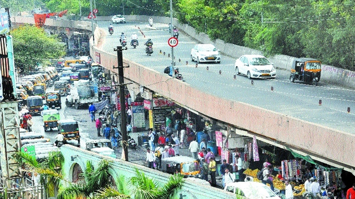 Nagpur Municipal Corporation Acts Swiftly to Clear Shops Under Tekdi Flyover