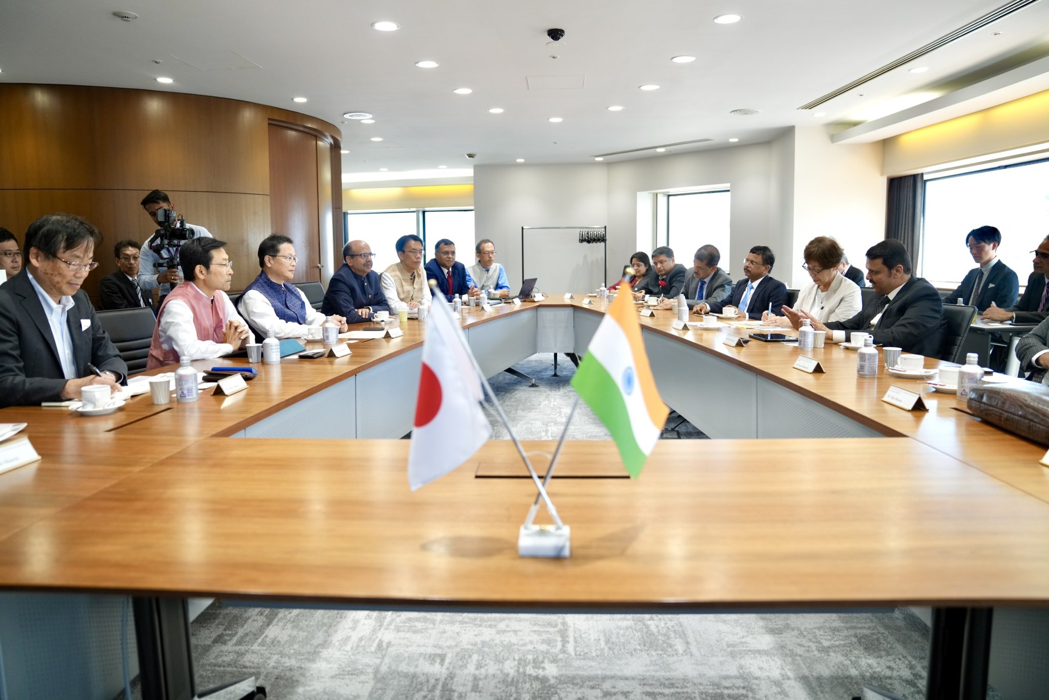 Devendra Fadnavis Extends Invitation to Japanese Headquarters to Support Nagpur's AI Center