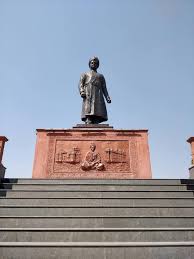 Swami Vivekananda statue in a 