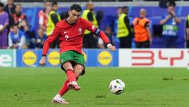 Terrifying moment, Cristiano Ronaldo misses a stoppage-time penalty
								