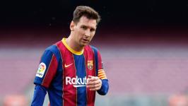 Naked, Lionel Messi was seen performing pull-ups
								