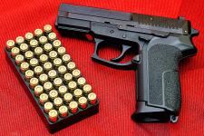 Gun Smuggling Ring Busted, 8 Weapons Seized in Mominpura
								
