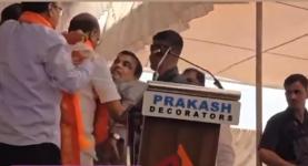 Nitin Gadkari Collapses During Election Rally in Yavatmal
								